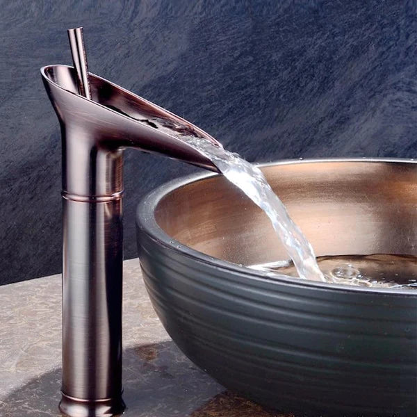 Koupelnový kohoutek Cascade – Antický a elegantní styl