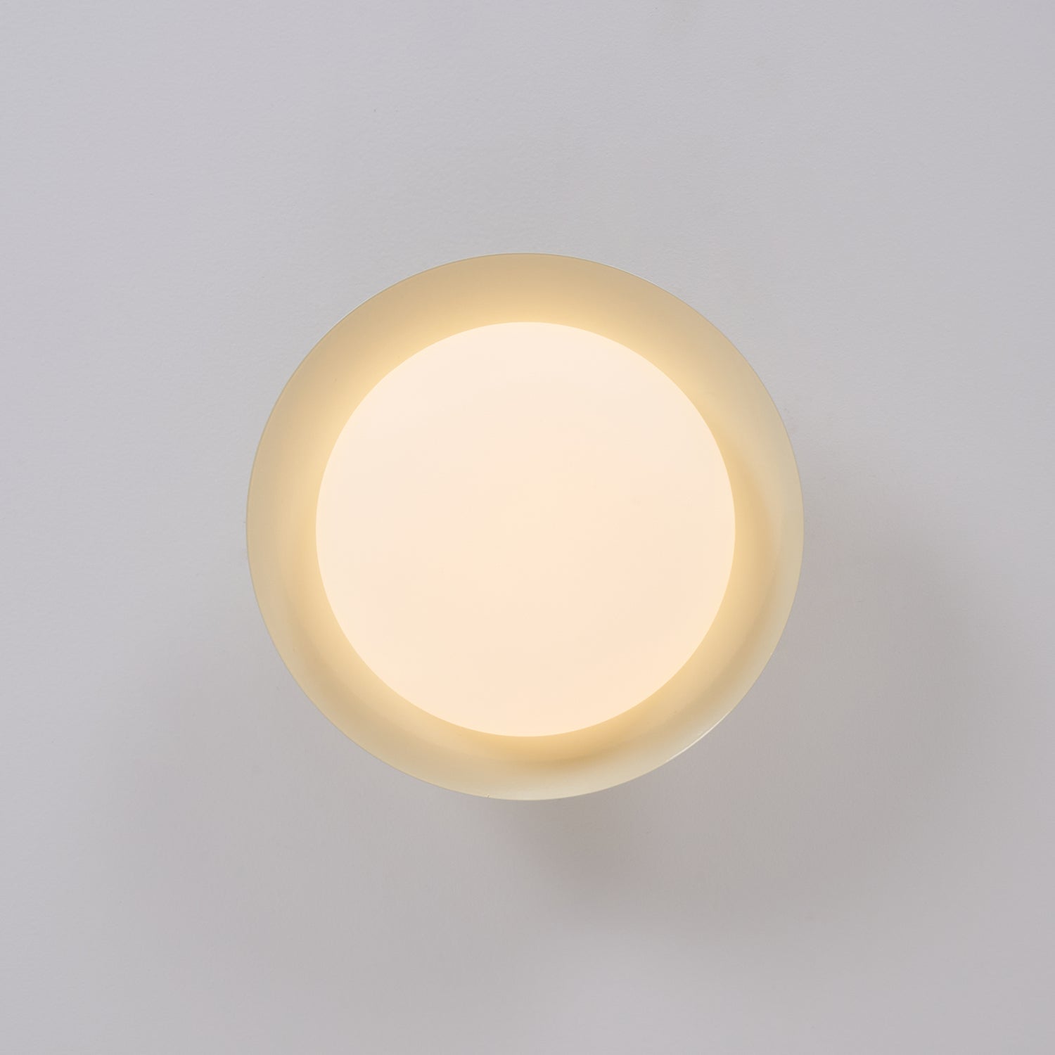 مصباح السقف الدائري LED - توهج طبيعي وأناقة متحفظة
