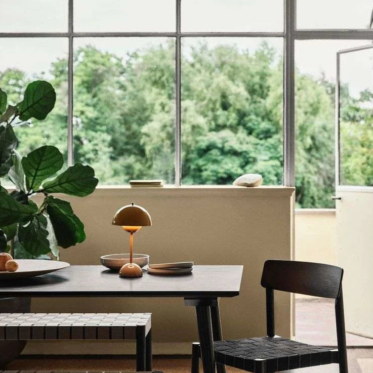 Kannettava Pöytälamppu – Moderni Muotoilu Ja Liikkuva Valaistus