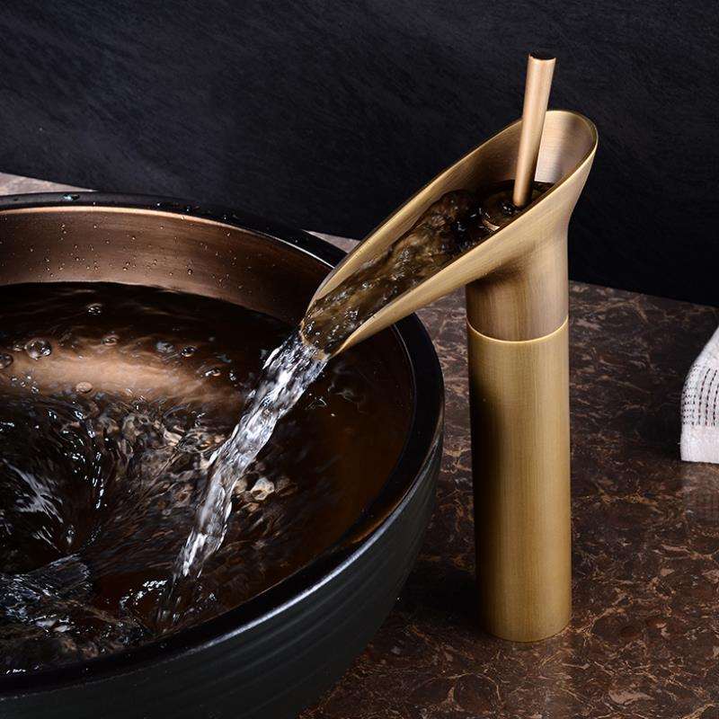 Koupelnový kohoutek Cascade – Antický a elegantní styl