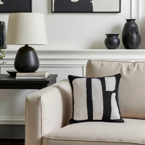 Almofada Decorativa com Padrão Zebra – Toque Selvagem e Elegante