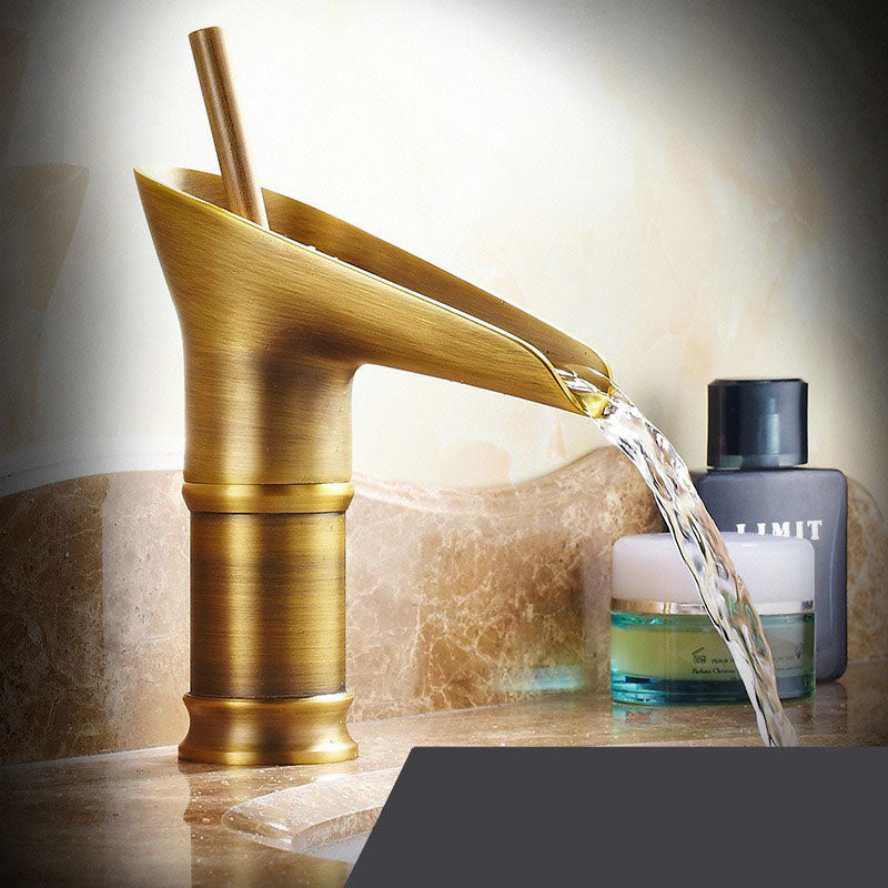 Koupelnový kohoutek Cascade – Antický a elegantní styl