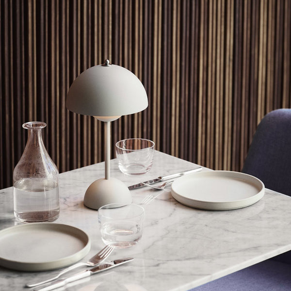 Kannettava Pöytälamppu – Moderni Muotoilu Ja Liikkuva Valaistus