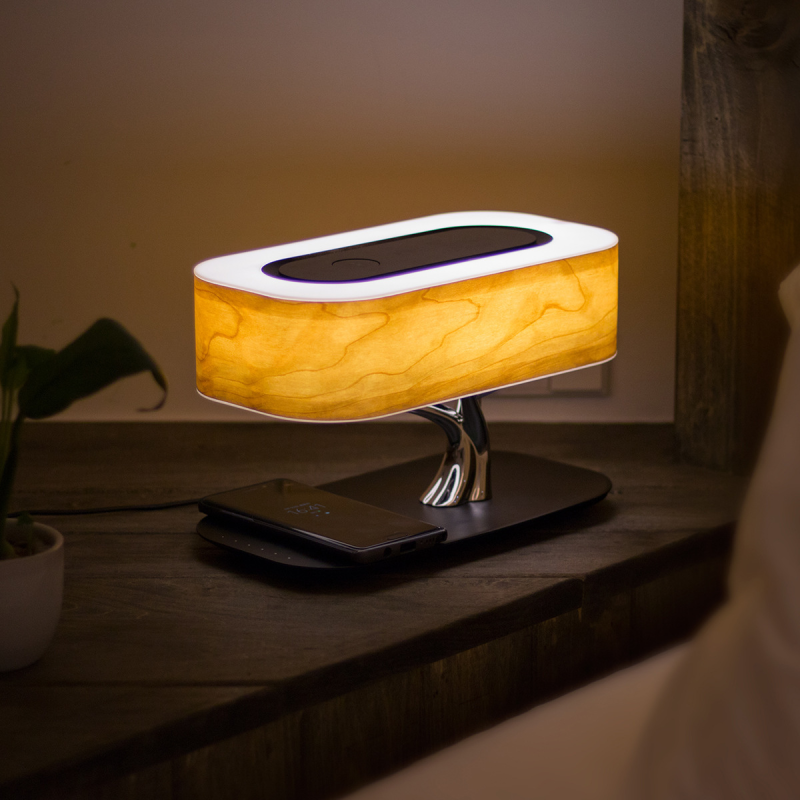 Többfunkciós lámpa — LED világítás, vezeték nélküli töltő és Bluetooth audio