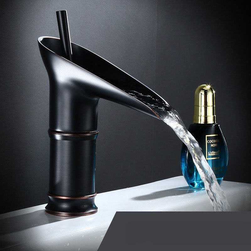 Koupelnový kohoutek Cascade – Antický a elegantní styl
