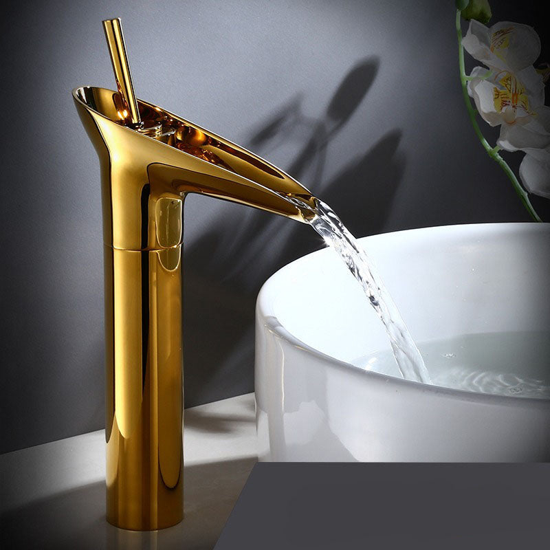 Koupelnový kohoutek Cascade – Antický a elegantní styl