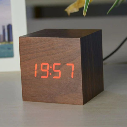 Digital Klocka Kub – Minimalistisk Design Och LED-Display 