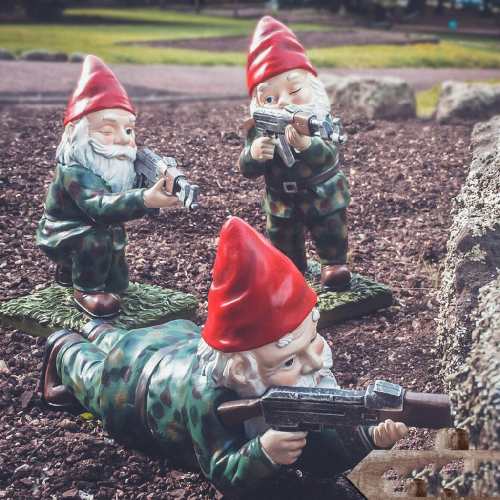 Militær Havegnom – Berør Humor Og Udenrigsdefense 