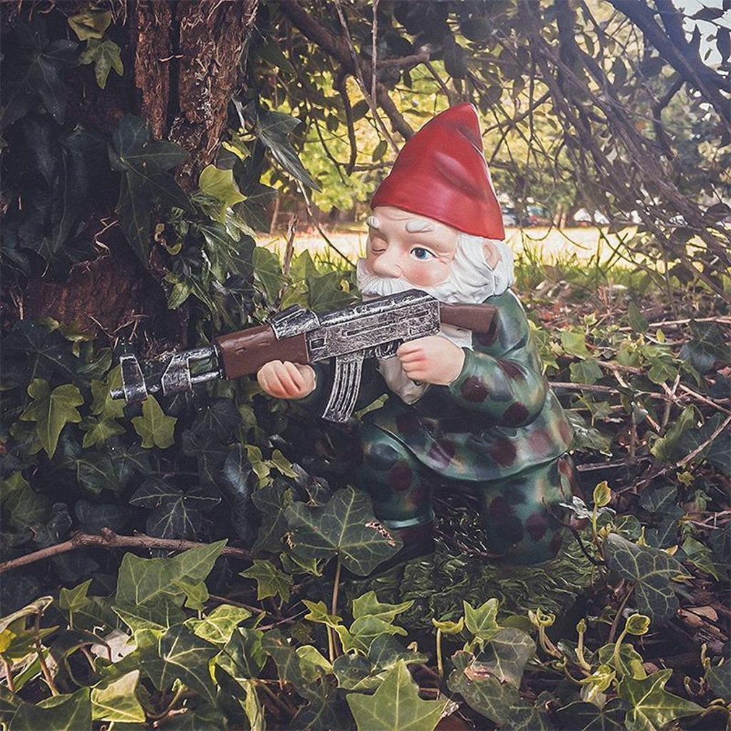 Militær Havegnom – Berør Humor Og Udenrigsdefense 