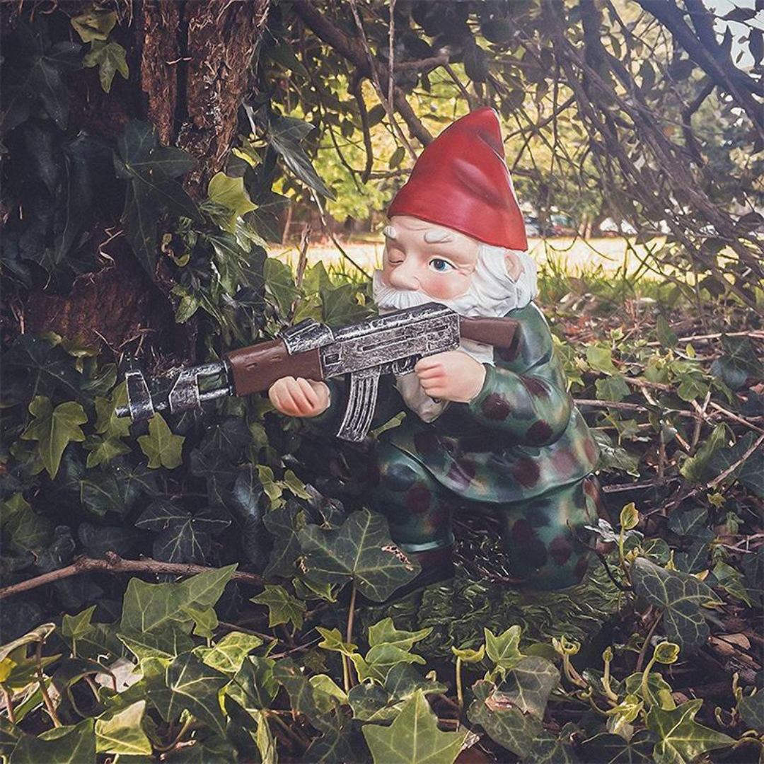 Militær Havegnom – Berør Humor Og Udenrigsdefense 