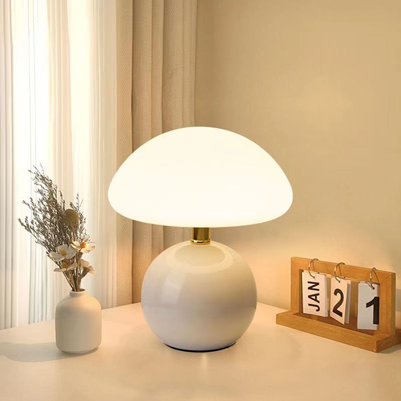 Lampada da Tavolo a Forma di Fungo – Eleganza e Originalità 