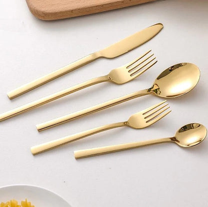 Set de tacâmuri complet – piese elegante pentru o masă rafinată 