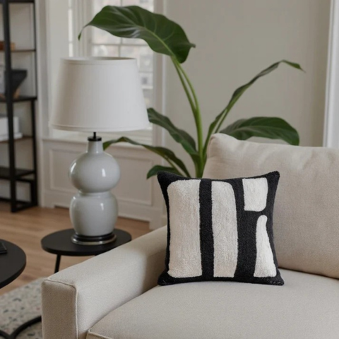 Almofada Decorativa com Padrão Zebra – Toque Selvagem e Elegante 