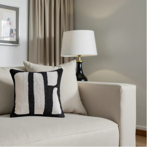 Almofada Decorativa com Padrão Zebra – Toque Selvagem e Elegante 