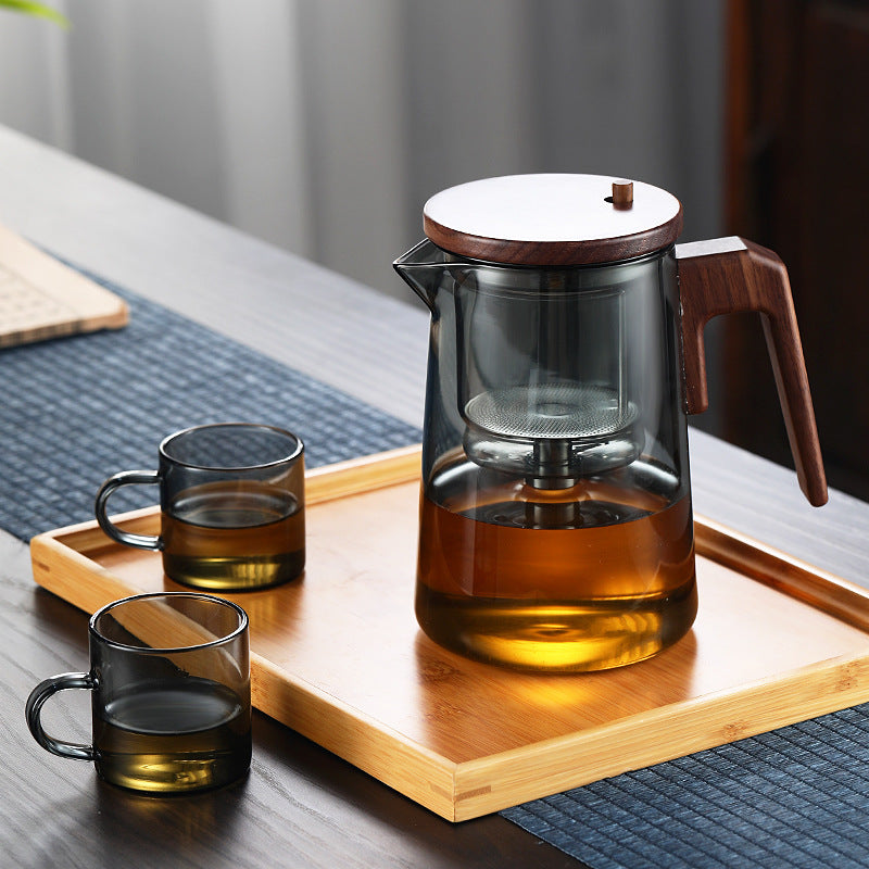 Teekanne aus Glas mit Sieb — Eleganz und Einfachheit im Alltag 