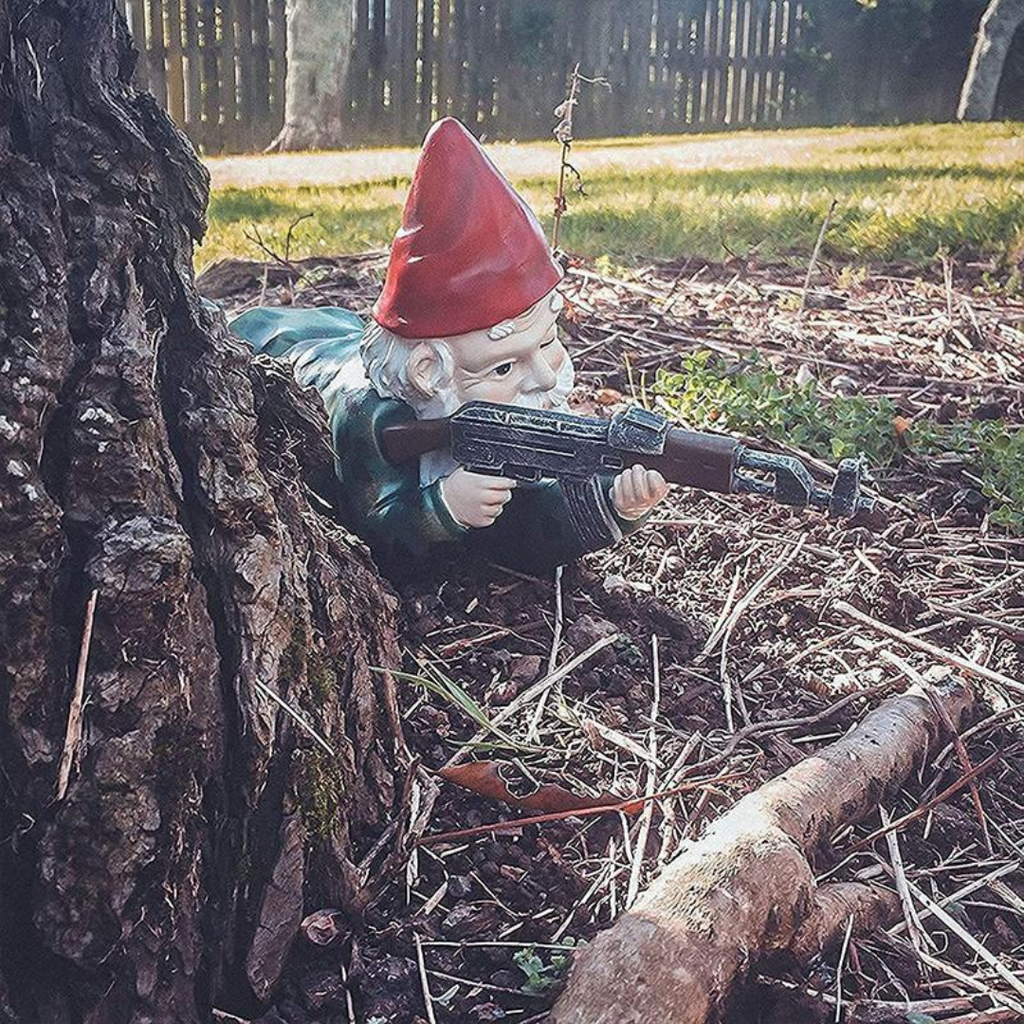 Militær Havegnom – Berør Humor Og Udenrigsdefense 