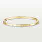 Pulseira Bangle Dourada Minimalista – Elegância Discreta e Intemporal 
