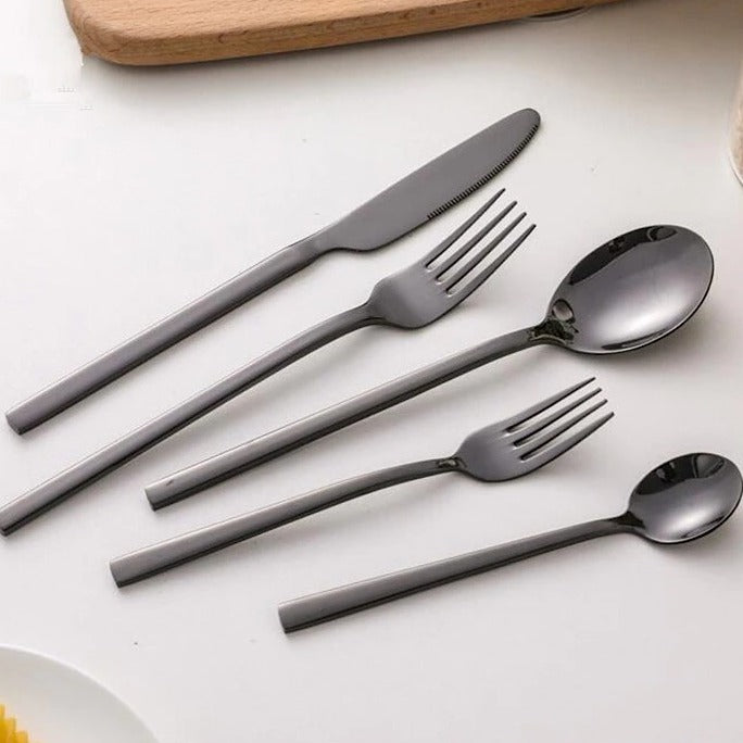 Set de tacâmuri complet – piese elegante pentru o masă rafinată 