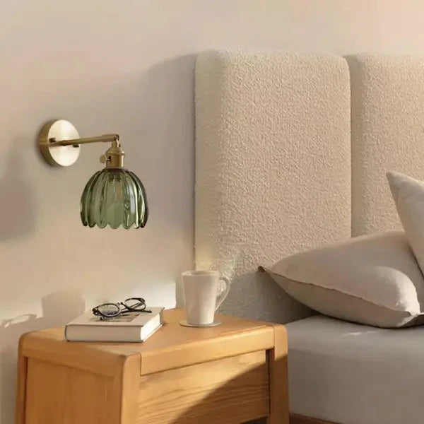 Dekorativ Vegglampe – Blomst i Knopp og Romantisk Stemning 